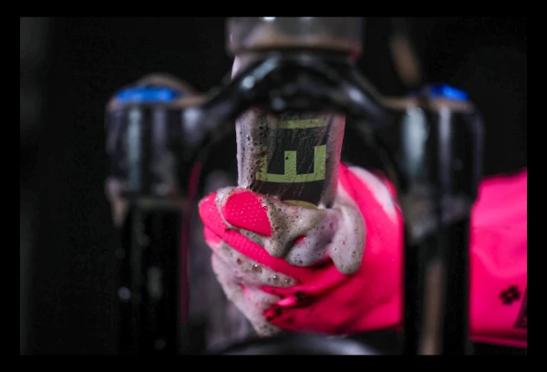 Gants De Nettoyage Muc-Off Deep Scrubber Rose 5 Gants De Nettoyage Muc-Off Deep Scrubber Rose – Image 3