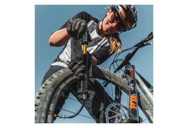 Pompe à Main Lezyne Grip Drive HV 186mm (Max 90 Psi / 6.2 Bar) Noir 4 Pompe à Main Lezyne Grip Drive HV 186mm (Max 90 Psi / 6.2 Bar) Noir – Image 2