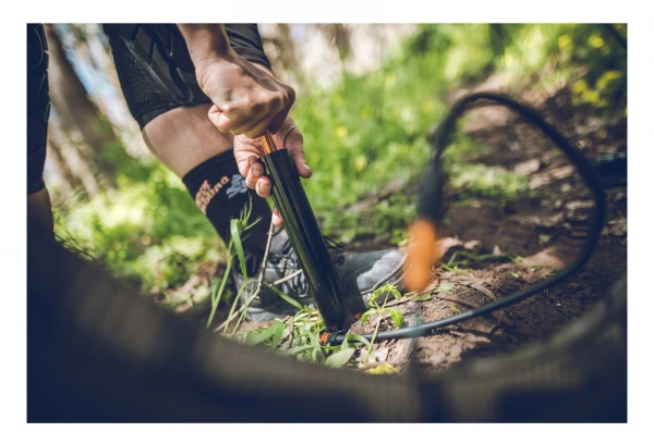 Pompe à Main Lezyne Micro Floor Drive XL (Max 35 Psi / 2.4 Bar) Noir / Or 4 Pompe à Main Lezyne Micro Floor Drive XL (Max 35 Psi / 2.4 Bar) Noir / Or – Image 2