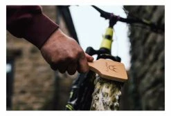 Peaty's Brosse Peaty’s Tyre Brush -Entretien Réparation VTT Soldes Magasin unnamed file 3004