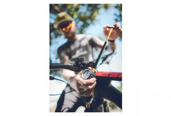 Pompe HP Suspension Lezyne Shock Drive (Max 400 Psi / 27.5 Bar) Noir 6 Pompe HP Suspension Lezyne Shock Drive (Max 400 Psi / 27.5 Bar) Noir – Image 5