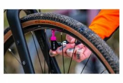 Gonfleur CO2 Muc-Off Road Inflator + 2 Cartouches CO2 16 G -Entretien Réparation VTT Soldes Magasin unnamed file 531